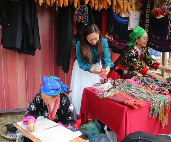 Khai mạc không gian giới thiệu, quảng bá văn hóa, du lịch Điện Biên - Anh 7