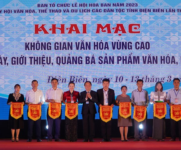 Khai mạc không gian giới thiệu, quảng bá văn hóa, du lịch Điện Biên - Anh 2