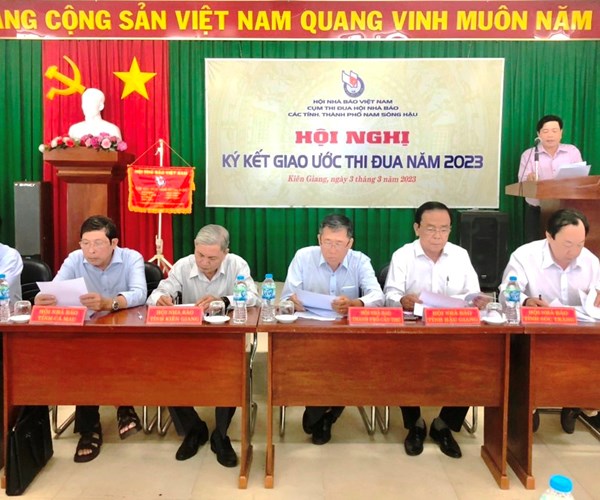 Ký kết thi đua xây dựng môi trường văn hoá trong cơ quan báo chí - Anh 1