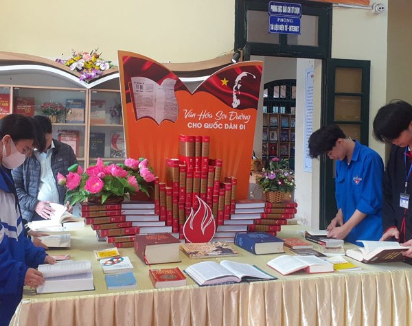 Bắc Giang: Trưng bày sách, báo, tư liệu kỷ niệm 80 năm “Đề cương về văn hóa Việt Nam” - Anh 1