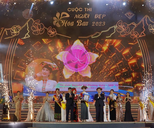 Nguyễn Thị Phương Uyên đăng quang Người đẹp Hoa Ban 2023 - Anh 2