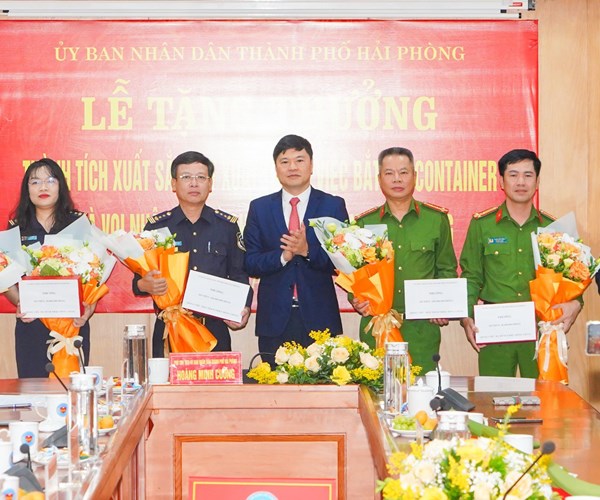 Hải Phòng khen thưởng các đơn vị tham gia bắt giữ 7 tấn ngà voi nhập lậu - Anh 1