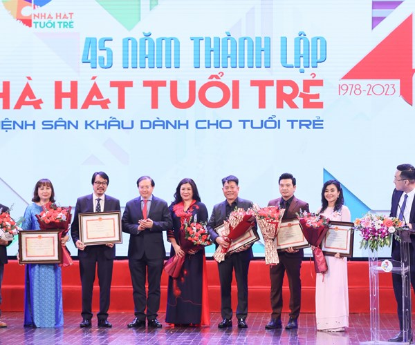 Nhà hát Tuổi Trẻ kỷ niệm 45 năm thành lập: Xứng danh thương hiệu “Tuổi Trẻ” trong lòng khán giả - Anh 1