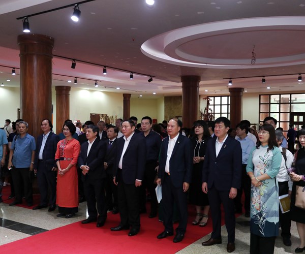 Triển lãm một số hình ảnh, tư liệu, hiện vật gắn với tộc người - Anh 3