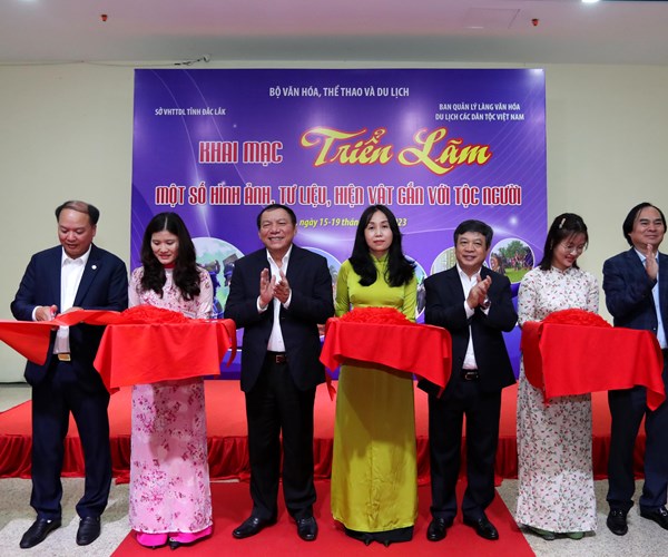 Triển lãm một số hình ảnh, tư liệu, hiện vật gắn với tộc người - Anh 1
