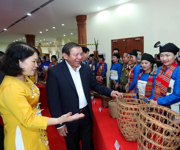 Triển lãm một số hình ảnh, tư liệu, hiện vật gắn với tộc người - Anh 5