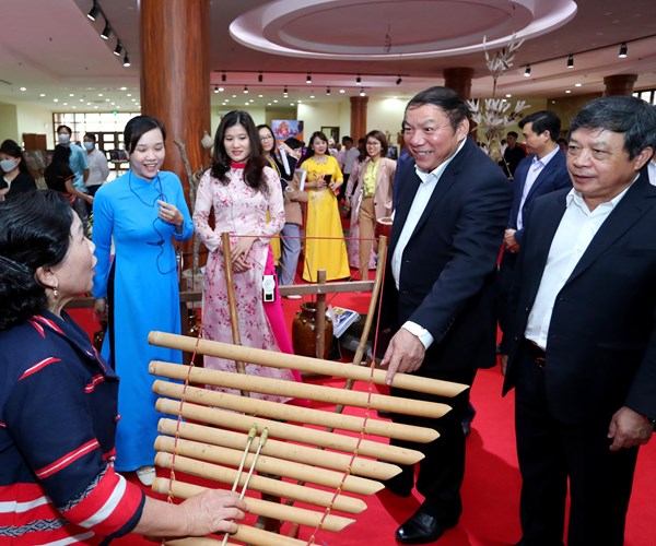 Triển lãm một số hình ảnh, tư liệu, hiện vật gắn với tộc người - Anh 8