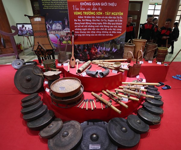 Triển lãm một số hình ảnh, tư liệu, hiện vật gắn với tộc người - Anh 10