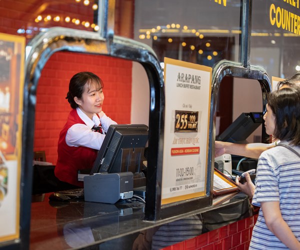 Dịch vụ từ tâm và những điều không có trong “sách vở” - Anh 2