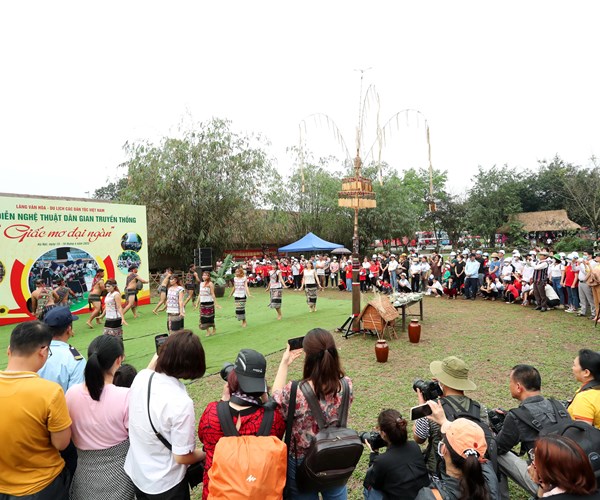 Nhieu trai nghiem doc dao tai Lang Van hoa-Du lich cac dan toc Viet Nam - Anh 15