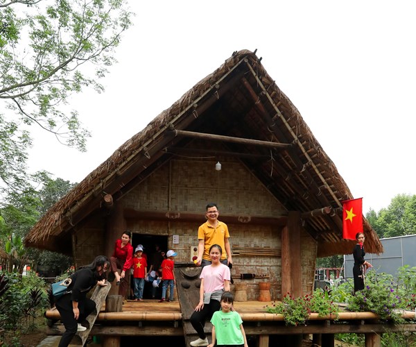 Nhieu trai nghiem doc dao tai Lang Van hoa-Du lich cac dan toc Viet Nam - Anh 16