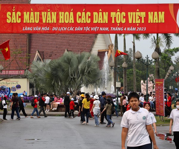 Nhieu trai nghiem doc dao tai Lang Van hoa-Du lich cac dan toc Viet Nam - Anh 10