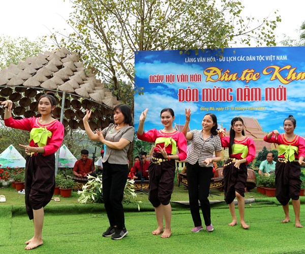 Nhieu trai nghiem doc dao tai Lang Van hoa-Du lich cac dan toc Viet Nam - Anh 11