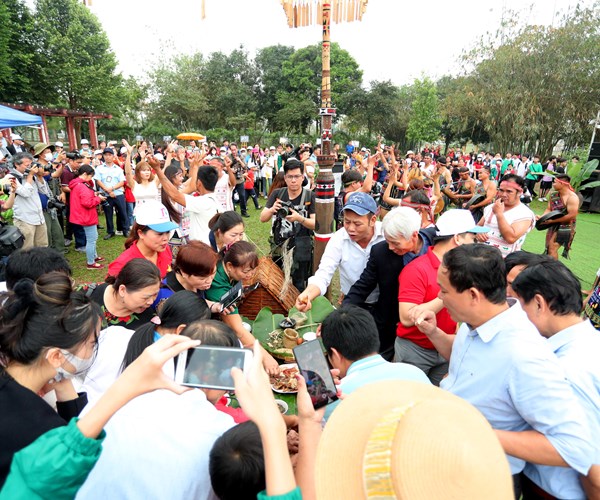 Nhieu trai nghiem doc dao tai Lang Van hoa-Du lich cac dan toc Viet Nam - Anh 3