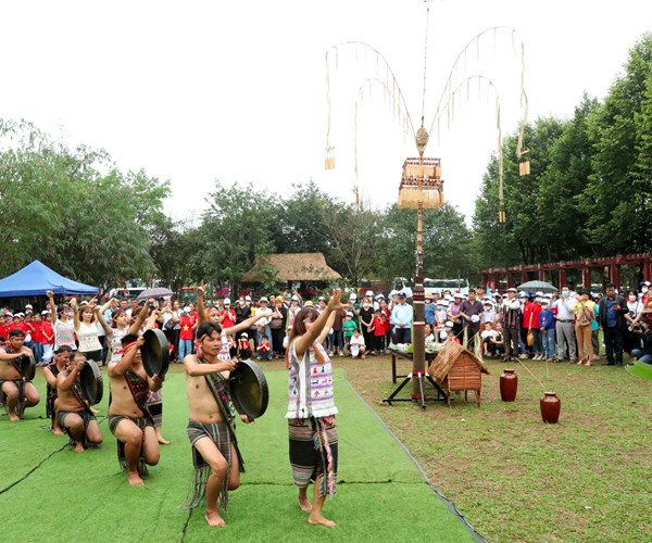 Nhieu trai nghiem doc dao tai Lang Van hoa-Du lich cac dan toc Viet Nam - Anh 4