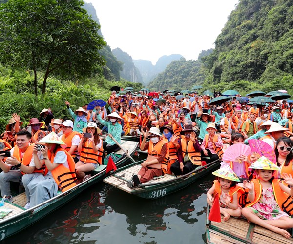 Hang van nguoi dan, du khach tham gia Le hoi Trang An - Anh 12