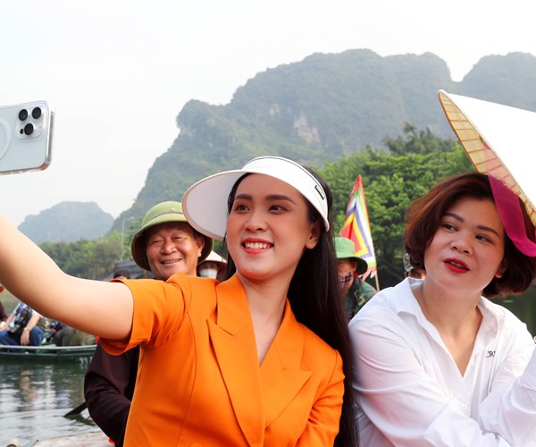 Hang van nguoi dan, du khach tham gia Le hoi Trang An - Anh 15