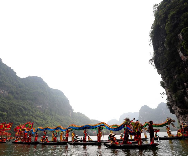 Hang van nguoi dan, du khach tham gia Le hoi Trang An - Anh 2