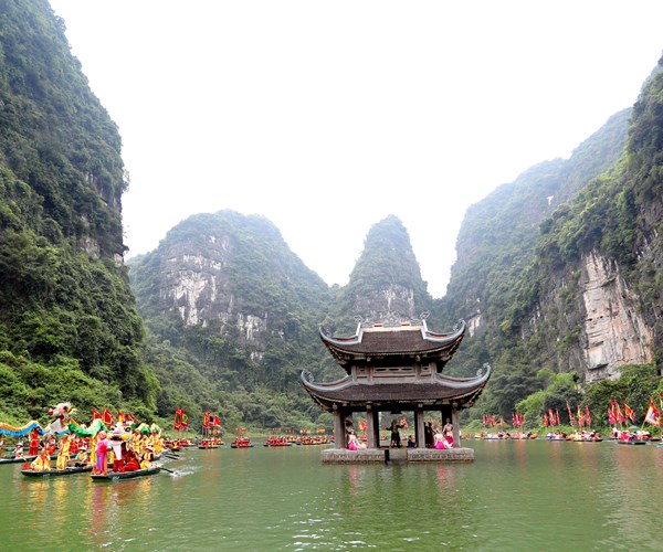 Hang van nguoi dan, du khach tham gia Le hoi Trang An - Anh 3