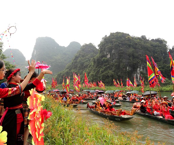 Hang van nguoi dan, du khach tham gia Le hoi Trang An - Anh 4