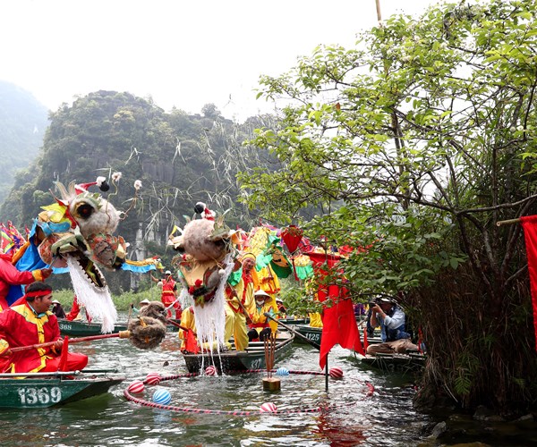 Hang van nguoi dan, du khach tham gia Le hoi Trang An - Anh 5