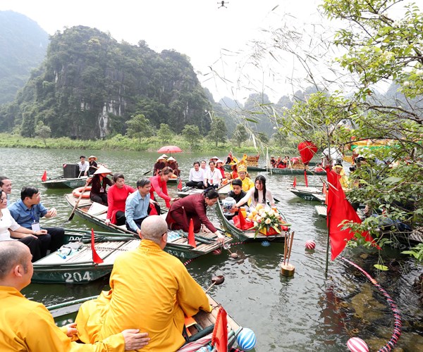 Hang van nguoi dan, du khach tham gia Le hoi Trang An - Anh 6