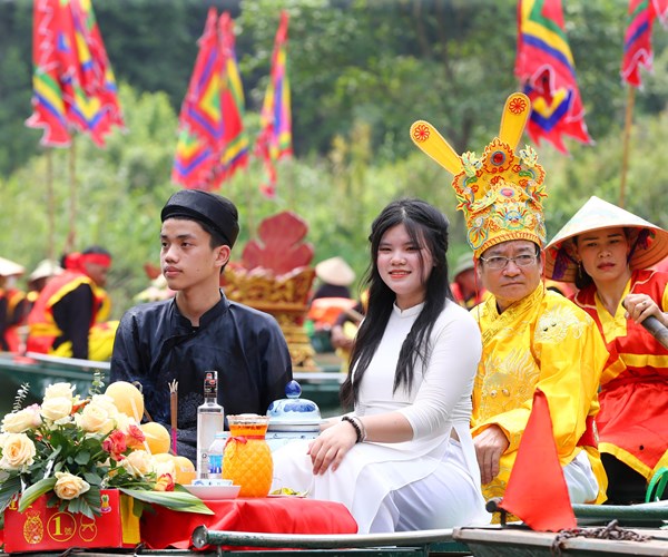 Hang van nguoi dan, du khach tham gia Le hoi Trang An - Anh 9