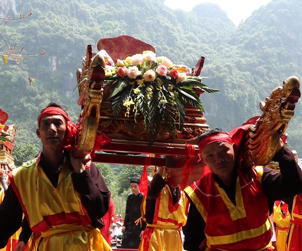 Hang van nguoi dan, du khach tham gia Le hoi Trang An - Anh 10