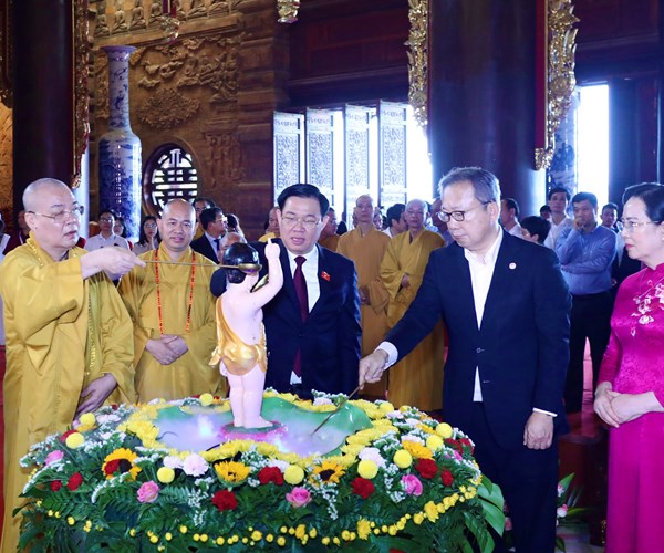 Chủ tịch Quốc hội Vương Đình Huệ dự Lễ khai mạc Tuần Văn hóa - Du lịch Hà Nam - Anh 5