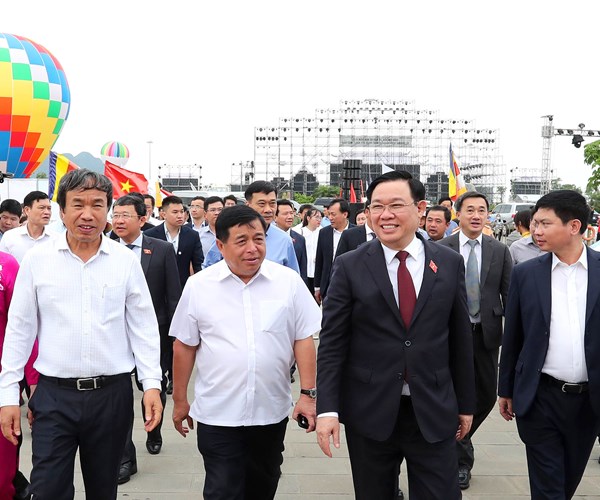 Chu tich Quoc hoi Vuong Dinh Hue tham du Tuan Van hoa - Du lich Ha Nam - Anh 1