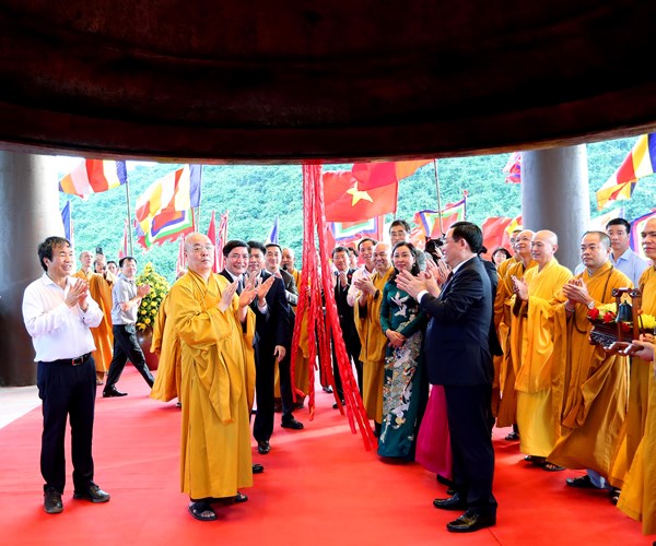 Chu tich Quoc hoi Vuong Dinh Hue tham du Tuan Van hoa - Du lich Ha Nam - Anh 8