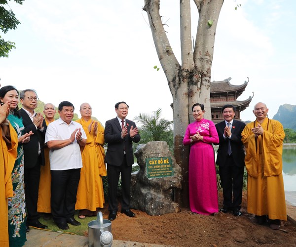 Chu tich Quoc hoi Vuong Dinh Hue tham du Tuan Van hoa - Du lich Ha Nam - Anh 9