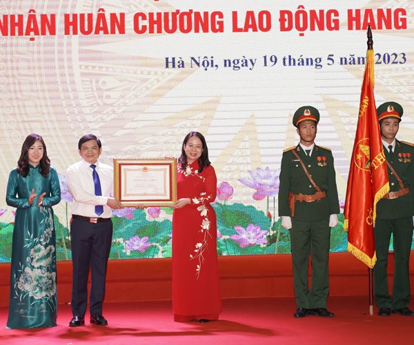 Truong Le Duan lan thu 2 don nhan Huan chuong Lao dong hang Nhi - Anh 1