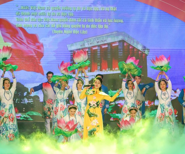 Đặc sắc chương trình nghệ thuật “Hồ Chí Minh đẹp nhất tên Người” - Anh 1