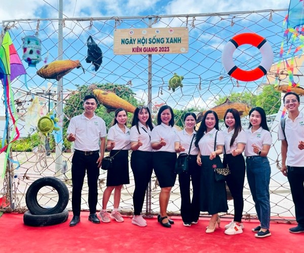“Ngày hội sống xanh” ở Kiên Giang đổi rác thải lấy quà - Anh 1