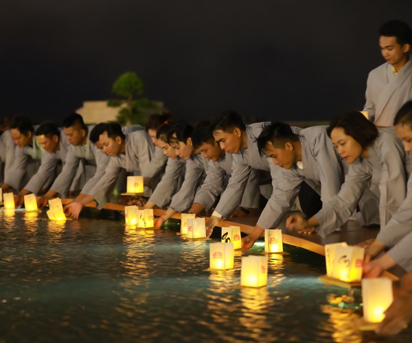 Hang ngan du khach, phat tu toi nui Ba Den dang hoa dang mung le Phat dan - Anh 3