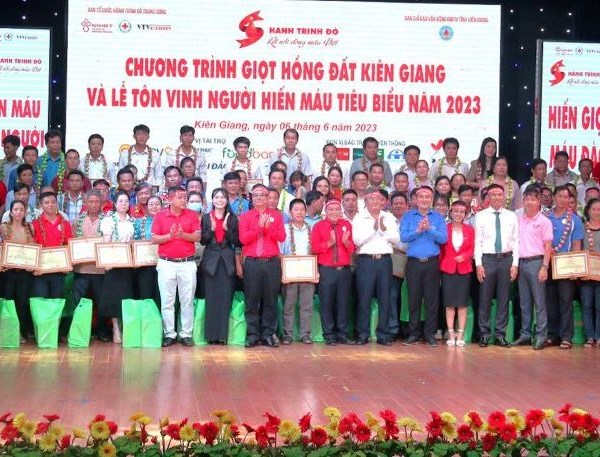 Kiên Giang tôn vinh 204 gương hiến máu tình nguyện tiêu biểu - Anh 1
