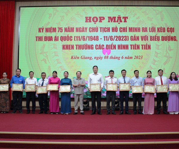 Kiên Giang tôn vinh 62 gương điển hình trong phong trào thi đua yêu nước - Anh 1