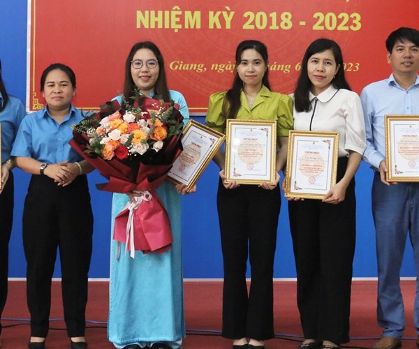 Trao giải thi thiết kế biểu trưng Đại hội XI Công đoàn tỉnh Kiên Giang - Anh 1