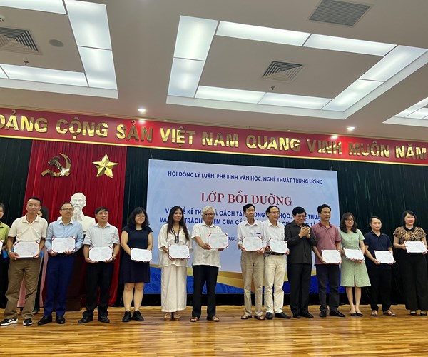 Nâng cao trình độ nhận thức lý luận, phê bình VHNT cho đội ngũ các cây viết trẻ - Anh 3