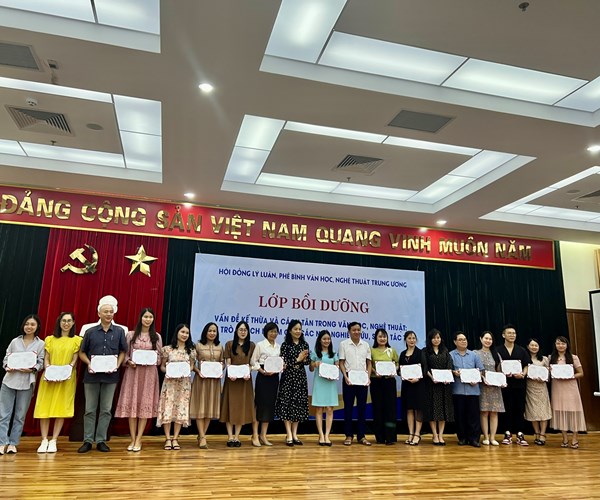 Nâng cao trình độ nhận thức lý luận, phê bình VHNT cho đội ngũ các cây viết trẻ - Anh 2