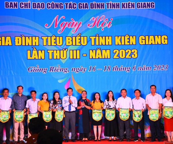 Lan tỏa, tôn vinh giá trị truyền thống tốt đẹp của gia đình - Anh 1