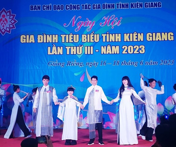 Trao 47 giải thưởng tại Ngày hội gia đình tiêu biểu tỉnh Kiên Giang - Anh 1
