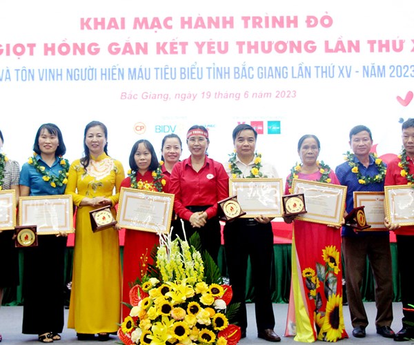 Hành trình đỏ - Giọt hồng gắn kết yêu thương tại Bắc Giang - Anh 2