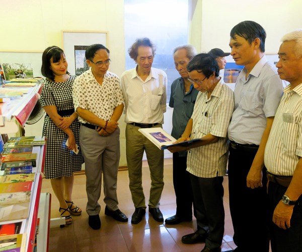 Triển lãm tác phẩm văn học nghệ thuật Kỷ niệm 98 năm Ngày báo chí Cách mạng Việt Nam - Anh 1