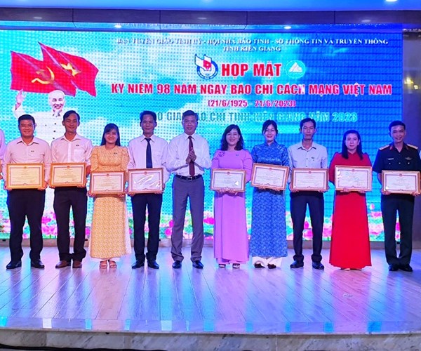 Kiên Giang họp mặt và trao Giải báo chí Kiên Giang năm 2023 - Anh 1
