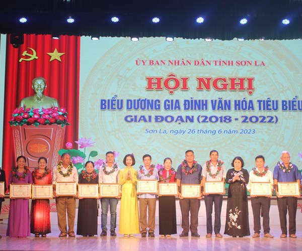 Sơn La biểu dương 85 gia đình văn hóa tiêu biểu - Anh 1