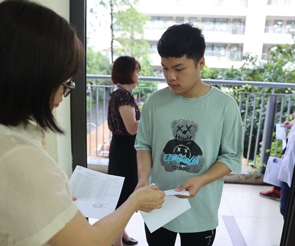 Hinh anh thi sinh buoc vao ngay thi dau tien ky thi tot nghiep THPT - Anh 7