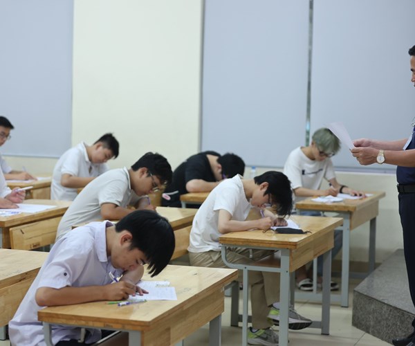 Hinh anh thi sinh buoc vao ngay thi dau tien ky thi tot nghiep THPT - Anh 9