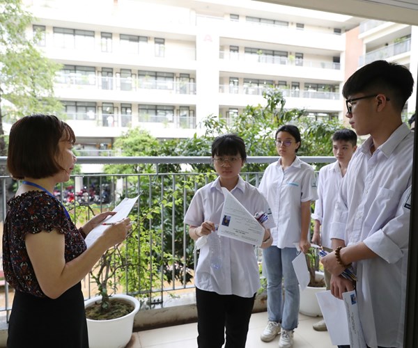 Hinh anh thi sinh buoc vao ngay thi dau tien ky thi tot nghiep THPT - Anh 1
